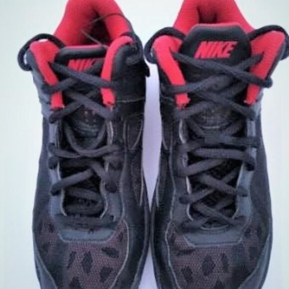 Youth Boys Nike Black/Red Dual Fusion Lightweight Basketball Sneakers Sz 4Y - Picture 1 of 7